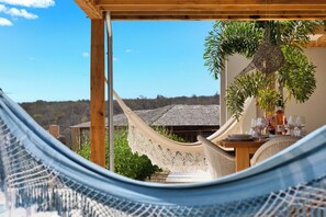Outdoor dining - Brand new luxury Bonaire villa with infinity pool, ocean views, and stunning sunsets. Kas Pajuro accommodates up to 10 guests and offers modern comfort in an exclusive location. (Kralendijk)