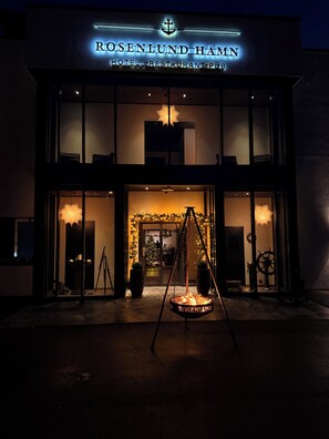 A hotel entrance with a sign reading 'ROSENLUND HAHN HOTEL RESTAURANT PUB'. - Rosenlund Hamn (Sande)