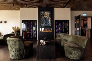 2 bars/lounges