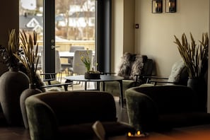 2 bars/lounges