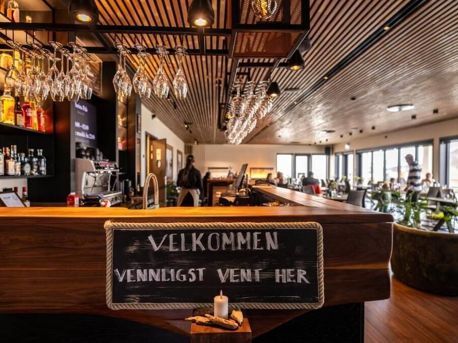 2 bars/lounges
