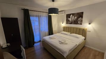 Quarto casal, sacada, vista para a cidade | Escrivaninha, cortinas blackout, quartos à prova de som