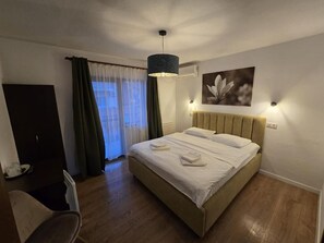 Quarto casal, sacada, vista para a cidade | Escrivaninha, cortinas blackout, quartos à prova de som