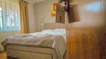 Double Room, Balcony, City View | Desk, blackout drapes, soundproofing, WiFi (free)