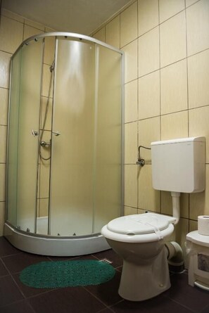 Quarto casal, sacada, vista para a cidade | Banheiro | Chuveiro, produtos de toalete grátis, secador de cabelo 