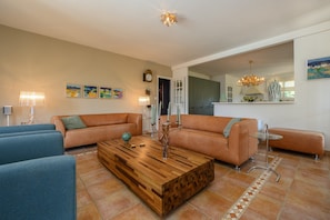 A modern living room with a sofa set, a coffee table, and a dining area with a glass table. - Holiday Home 'L’Isclèze' with Mountain View, Wi-Fi and Air Conditioning (Mollans-sur-Ouvèze)
