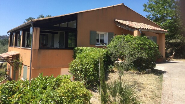 A single-story building with a sloped roof, large windows, and a covered porch area. - Holiday Home 'L’Isclèze' with Mountain View, Wi-Fi and Air Conditioning (Mollans-sur-Ouvèze)