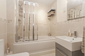 Dusche, Haartrockner, Handtücher, Toilettenpapier