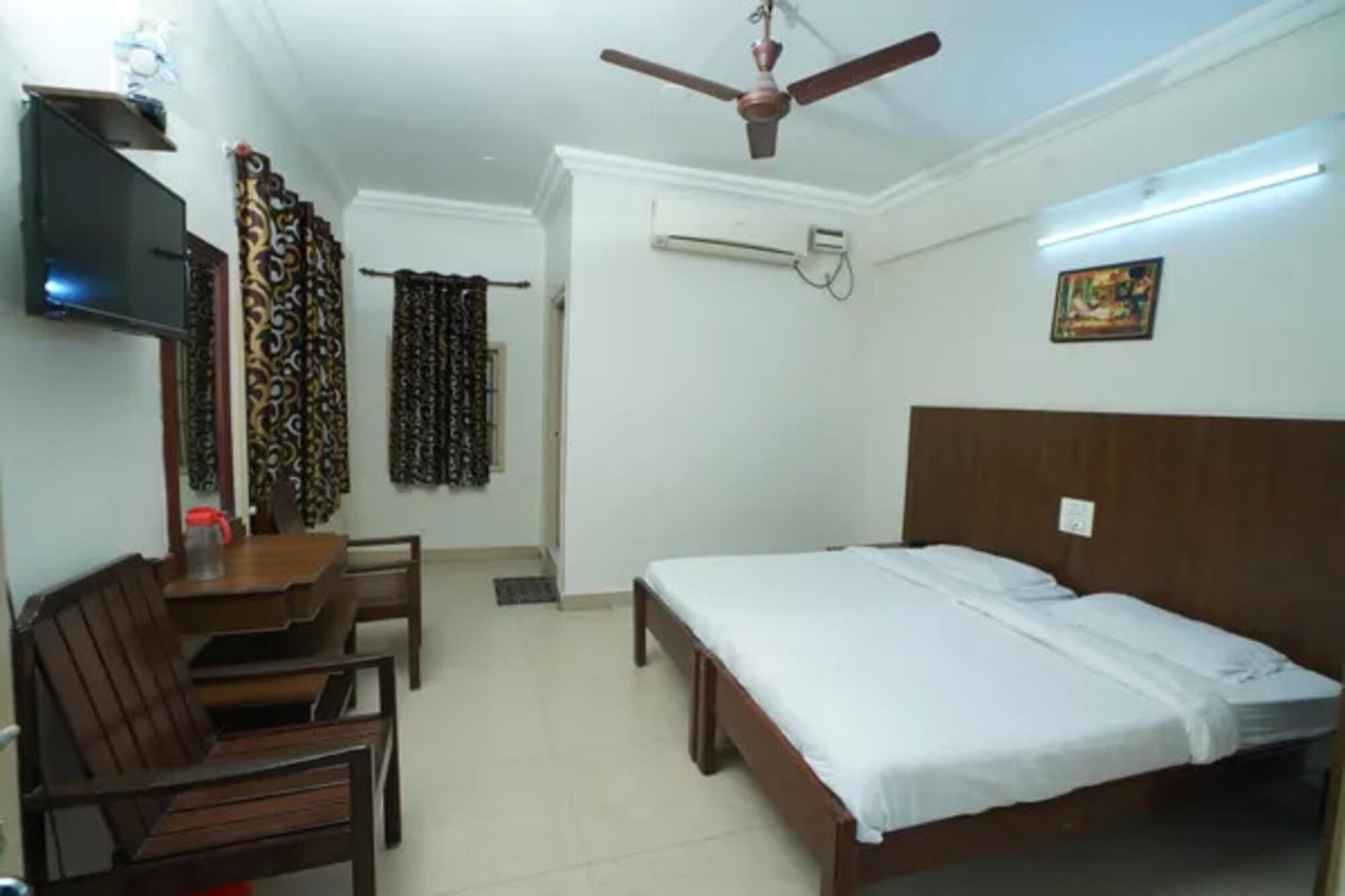 Deluxe Room | Egyptian cotton sheets, premium bedding, in-room safe, desk