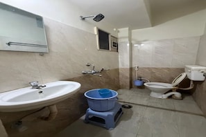 Shower, rainfall showerhead, free toiletries, towels - Fabhotel Bhavani Inn Luxury Rooms (Hyderabad)