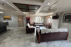 Lobby sitting area - Fabhotel Bhavani Inn Luxury Rooms (Hyderabad)