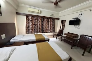 Family Room | Egyptian cotton sheets, premium bedding, in-room safe, desk - Fabhotel Bhavani Inn Luxury Rooms (Hyderabad)
