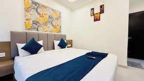 Egyptian cotton sheets, premium bedding, in-room safe, desk - Fabhotel Shree Inn (Indore)