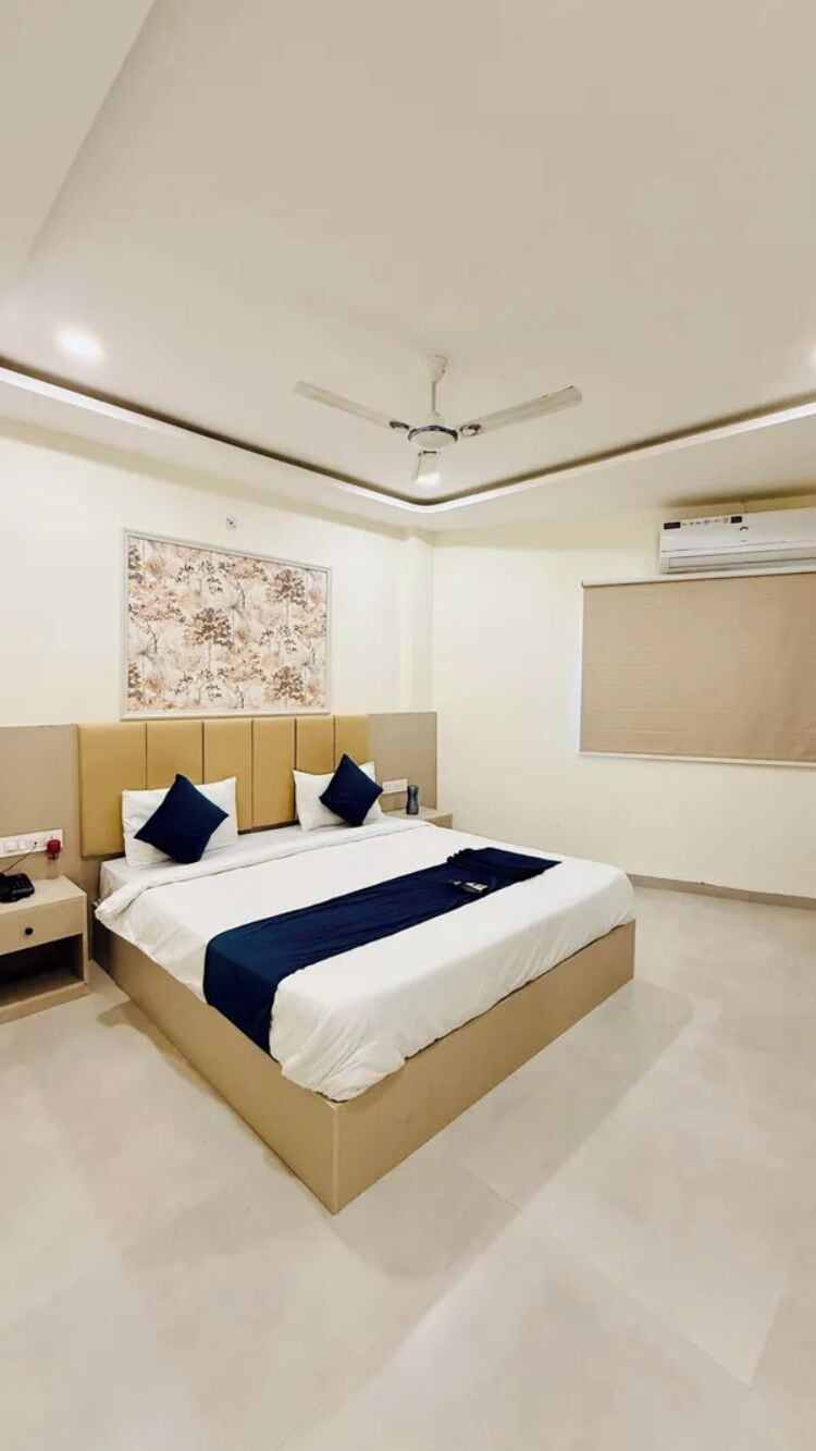 Egyptian cotton sheets, premium bedding, in-room safe, desk