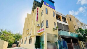 Un hotel con un letrero destacado de 'Tab Hotels' y una fachada visible de 'Saree'.