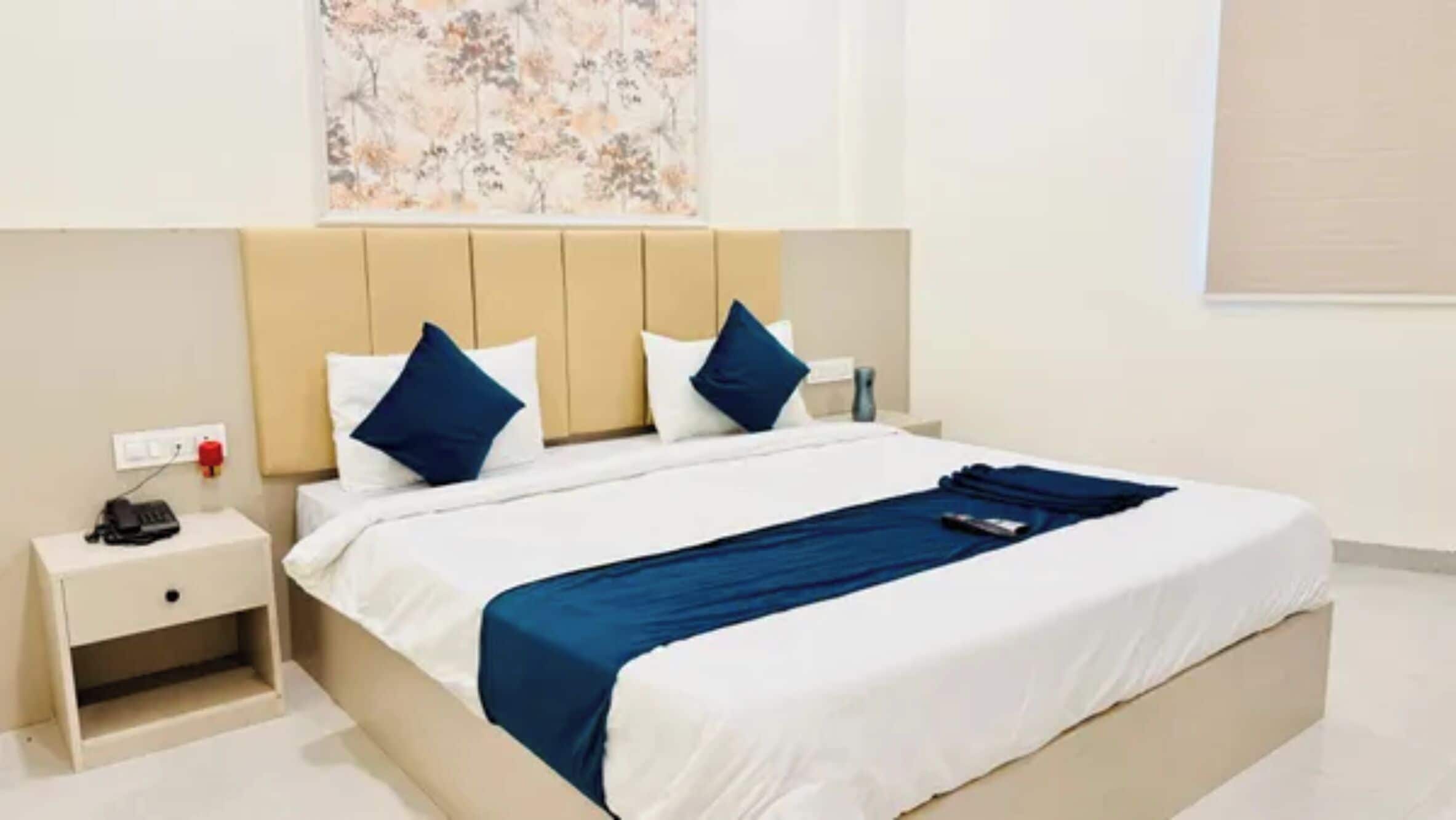 ห้องดีลักซ์ | ผ้าปูที่นอนฝ้ายอียิปต์, เครื่องนอนระดับพรีเมียม, ตู้นิรภัยในห้องพัก