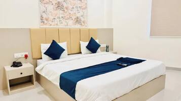 Deluxe Room | Egyptian cotton sheets, premium bedding, in-room safe, desk