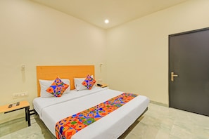 Egyptian cotton sheets, premium bedding, desk, free WiFi - Fabhotel Am Castle (Hyderabad)