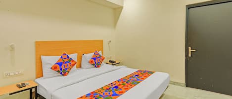Egyptian cotton sheets, premium bedding, desk, WiFi (free)