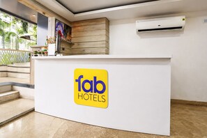 En hotellreception med logotypen för ”fab HOTELS”.