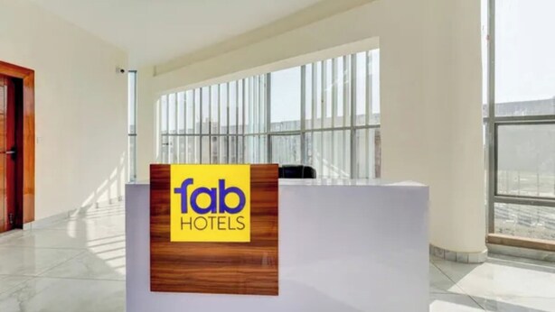 Een receptiebalie met een bordje voor Fab Hotels.