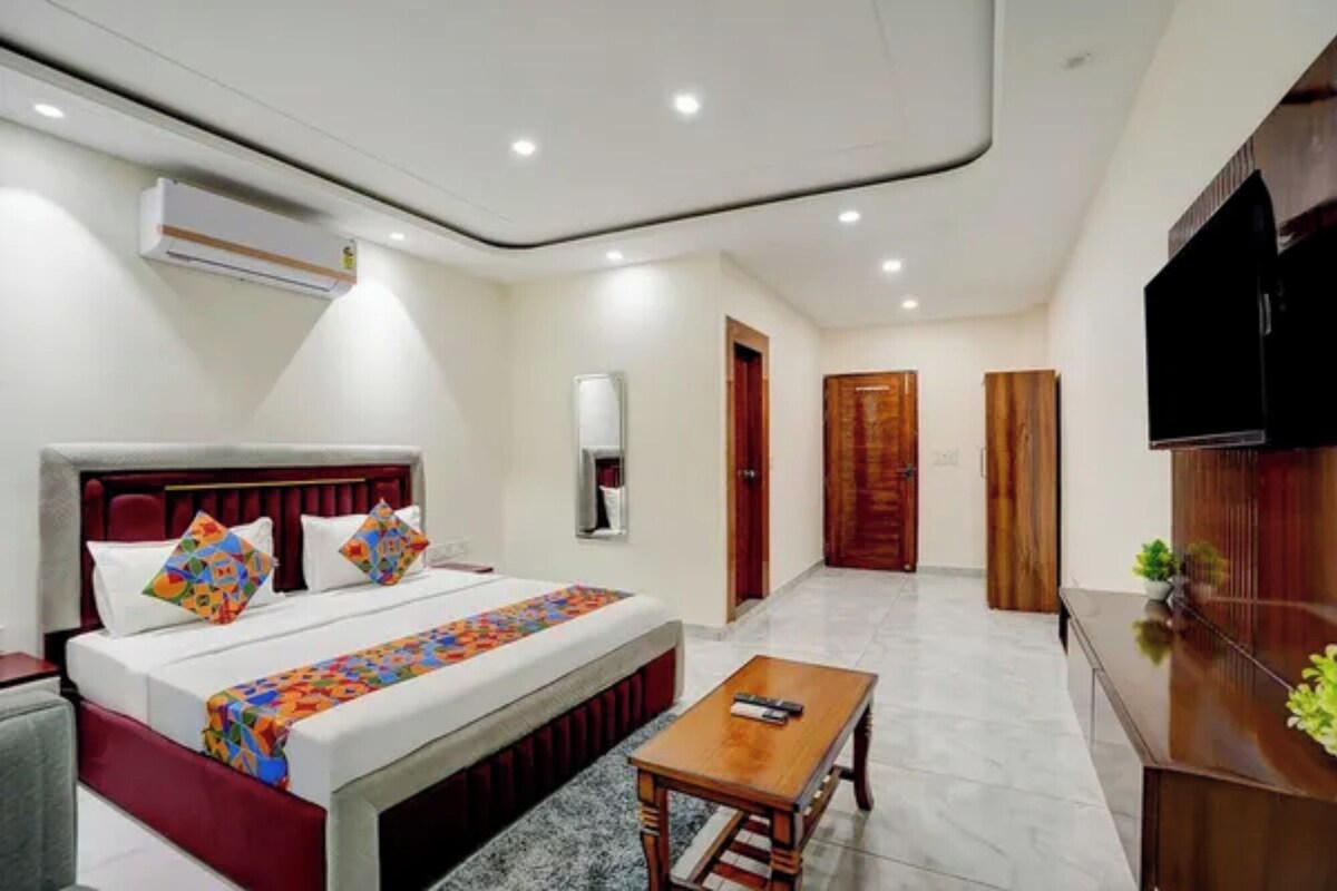 Deluxe Room | Egyptian cotton sheets, premium bedding, in-room safe, desk
