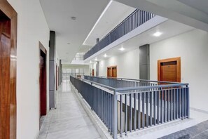 Lobby - Fabhotel Royal Inn (Noida)