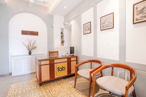 Quầy tiếp tân