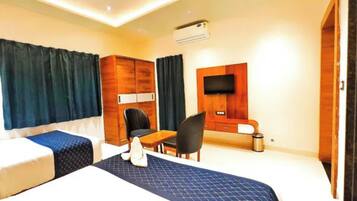 Family Room | Egyptian cotton sheets, premium bedding, desk, WiFi (free)
