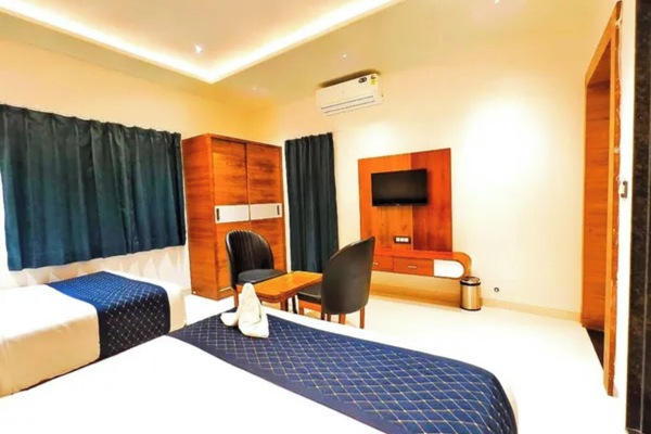 Family Room | Egyptian cotton sheets, premium bedding, desk, WiFi (free)