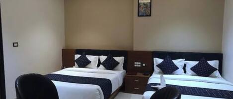 Family Room | Egyptian cotton sheets, premium bedding, desk, WiFi (free)