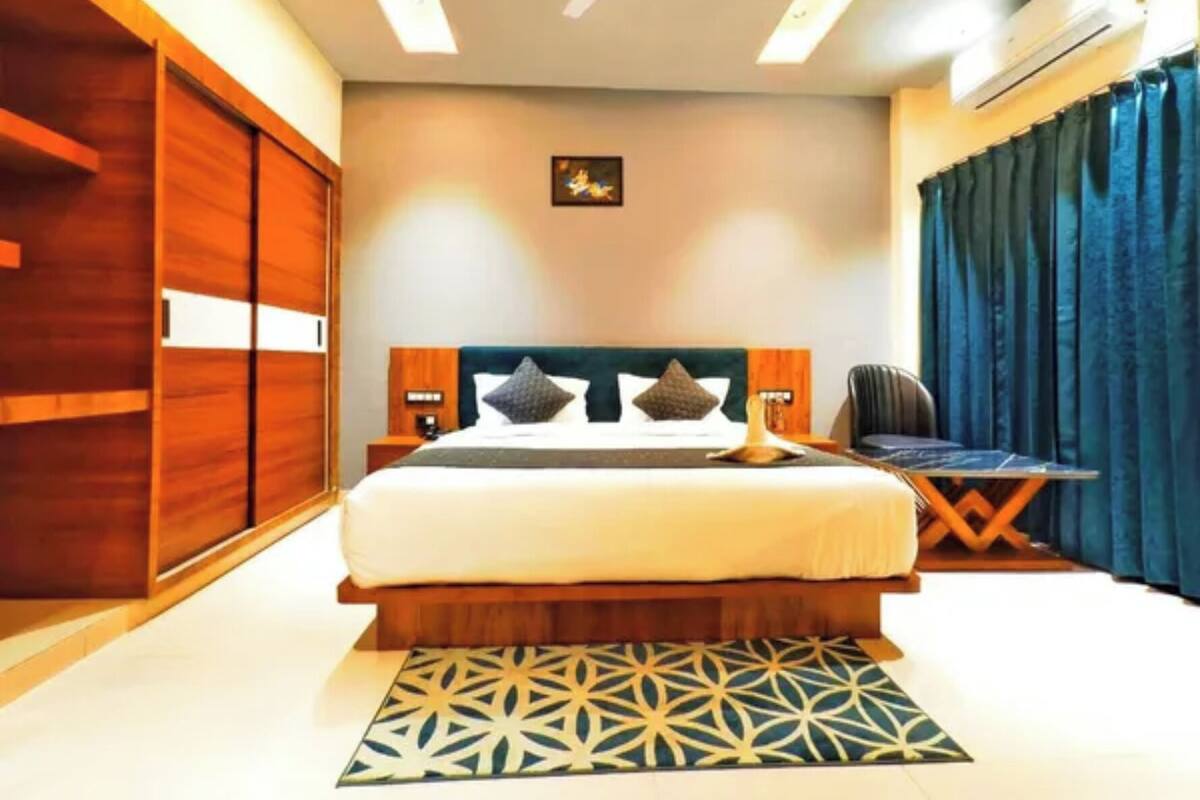 Egyptian cotton sheets, premium bedding, desk, free WiFi