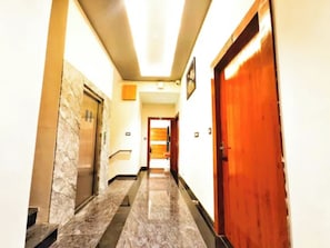 Lobby - Fabhotel The Crystal (Dabok)
