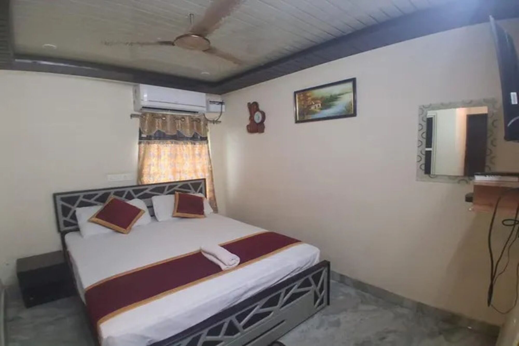Deluxe Room | Egyptian cotton sheets, premium bedding, in-room safe, desk