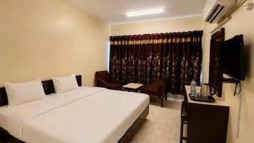Egyptian cotton sheets, premium bedding, in-room safe, desk