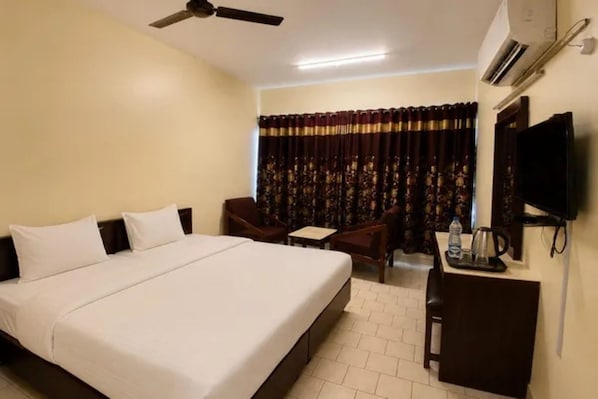 Egyptian cotton sheets, premium bedding, in-room safe, desk - Fabhotel Ssd Grand (Visakhapatnam)