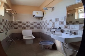Shower, rainfall showerhead, free toiletries, towels - Fabhotel Ssd Grand (Visakhapatnam)