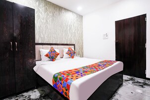 Egyptian cotton sheets, premium bedding, in-room safe, desk