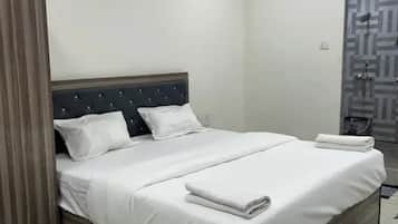 Deluxe Room | Egyptian cotton sheets, premium bedding, in-room safe, desk