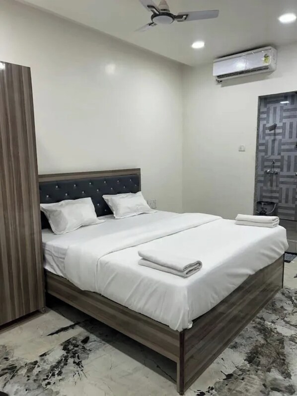 Deluxe Room | Egyptian cotton sheets, premium bedding, in-room safe, desk - Fabhotel Yash Residency Ii (Ambernath)