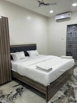 Egyptian cotton sheets, premium bedding, in-room safe, desk