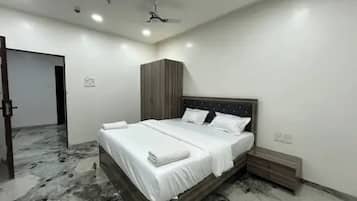Deluxe Room | Egyptian cotton sheets, premium bedding, in-room safe, desk