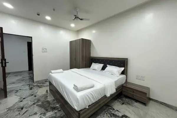 Deluxe Room | Egyptian cotton sheets, premium bedding, in-room safe, desk