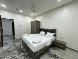Egyptian cotton sheets, premium bedding, in-room safe, desk