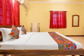 Egyptian cotton sheets, premium bedding, in-room safe, desk - Fabhotel Bounty Yatra (Arpora)