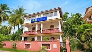 A two-story building with a sign for 'fabHOTELS' and a nameplate for 'Bounty Yatra Guest House'. - Fabhotel Bounty Yatra (Arpora)