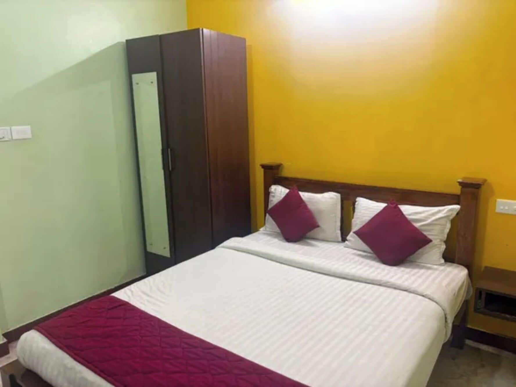 Egyptian cotton sheets, premium bedding, in-room safe, desk