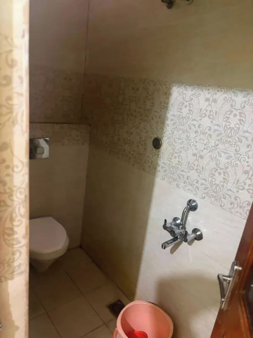 Dusche, Regendusche, kostenlose Toilettenartikel, Handtücher