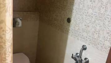 Dusche, Regendusche, kostenlose Toilettenartikel, Handtücher