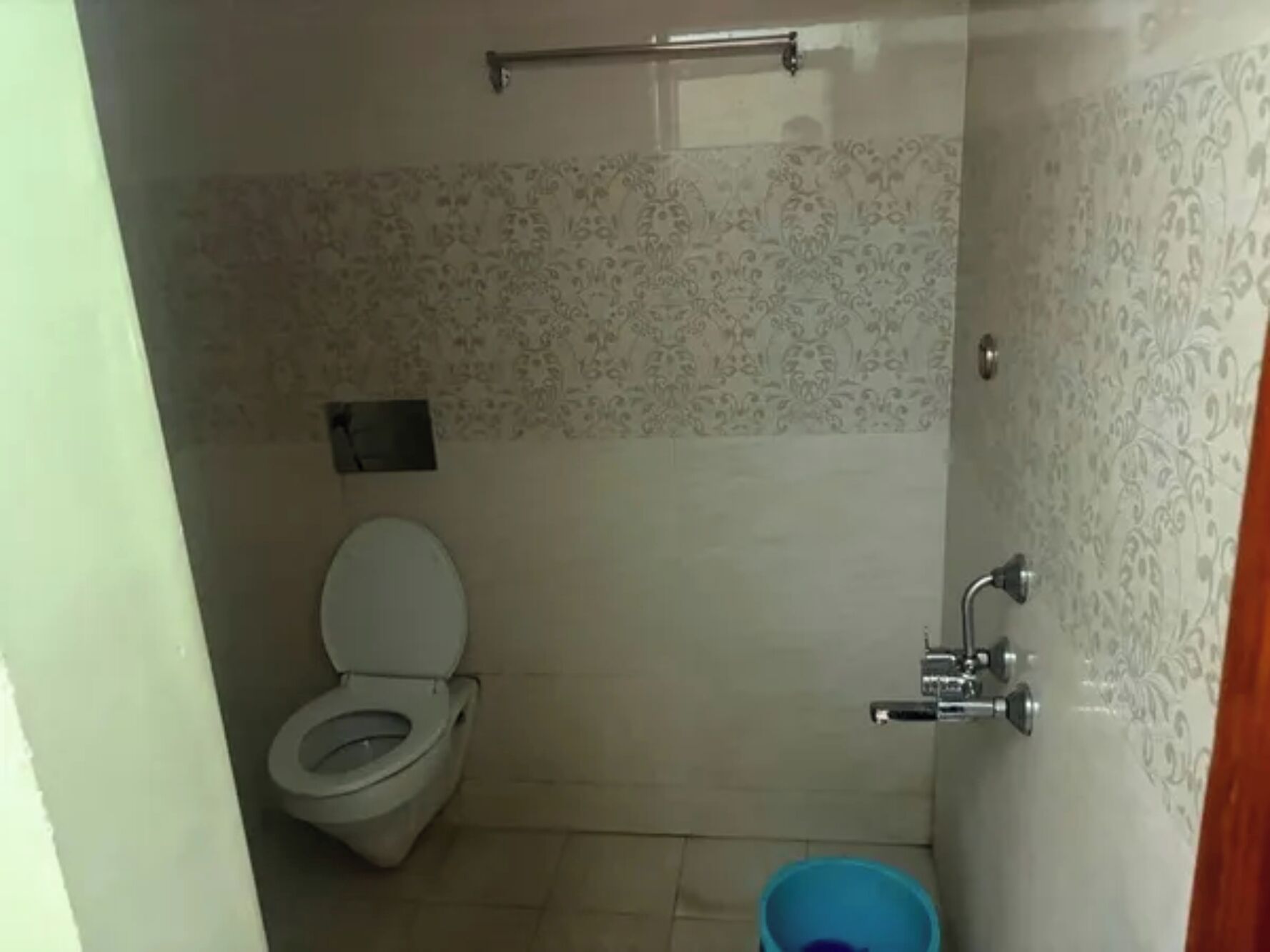 Shower, rainfall showerhead, free toiletries, towels